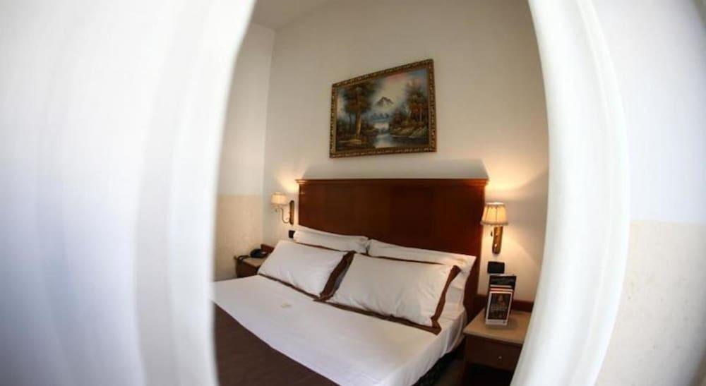 Garibaldi Suite Napels Buitenkant foto