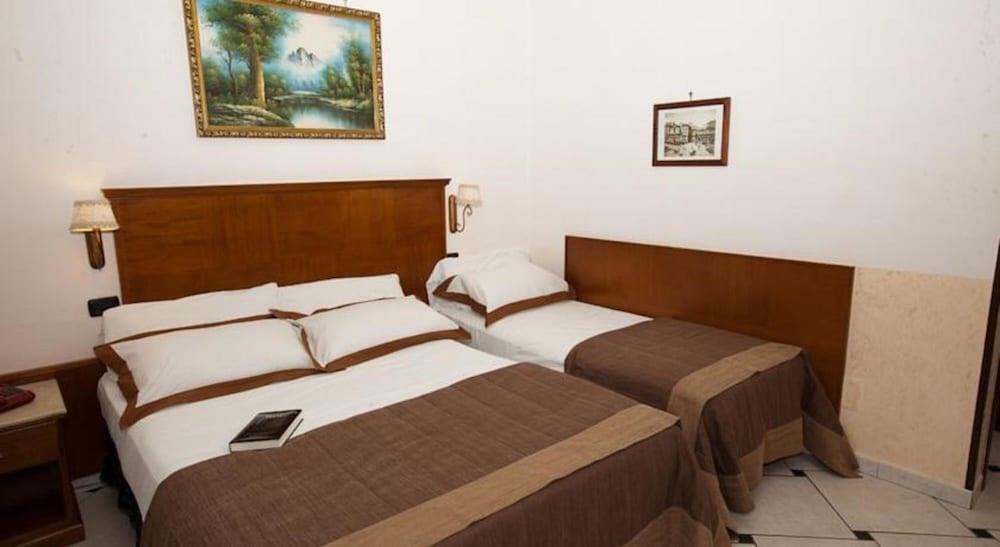 Garibaldi Suite Napels Buitenkant foto
